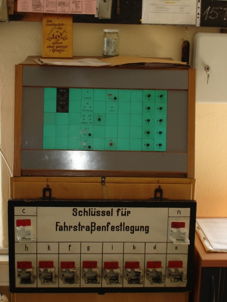 Anschalttasten f&uuml;r die Fahrstra&szlig;ensignalanzeiger mit Schl&uuml;sselbrett