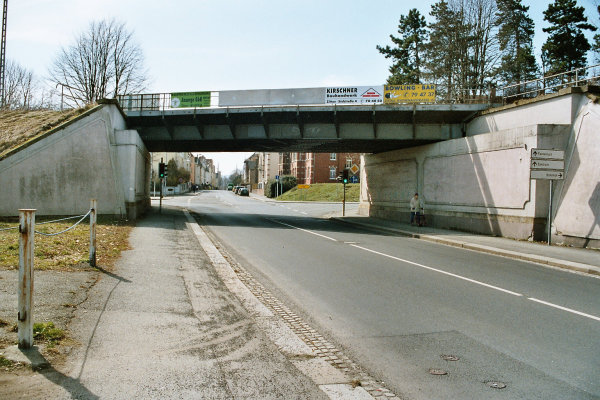 Die Br&uuml;cke &uuml;ber die Schillerstra&szlig;e, Blick Richtung Zittau