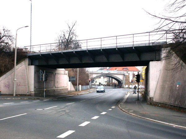 Die Br&uuml;cke &uuml;ber die Schillerstra&szlig;e, im Hintergrund die Regelspurtrack