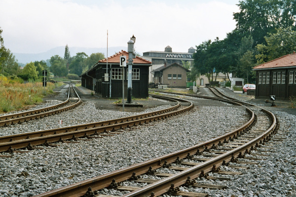 Der Bahnsteig mit Zugangstunnel in Zittau Vorstadt