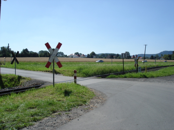 Die Strecke verl&auml;uft in einigem Abstand direkt zur Landstra&szlig;e