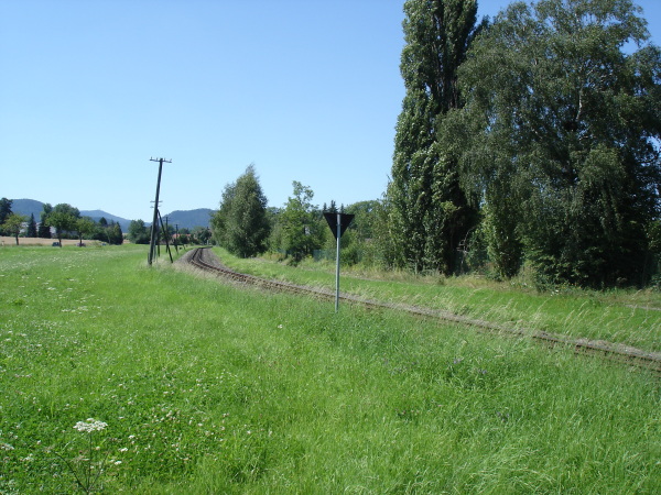 Die Strecke verl&auml;uft in einigem Abstand direkt zur Landstra&szlig;e