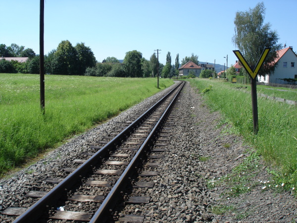 Im Hintergrund ist bereits das Stationsgeb&auml;ude von Olbersdorf-Niederdorf zu sehen