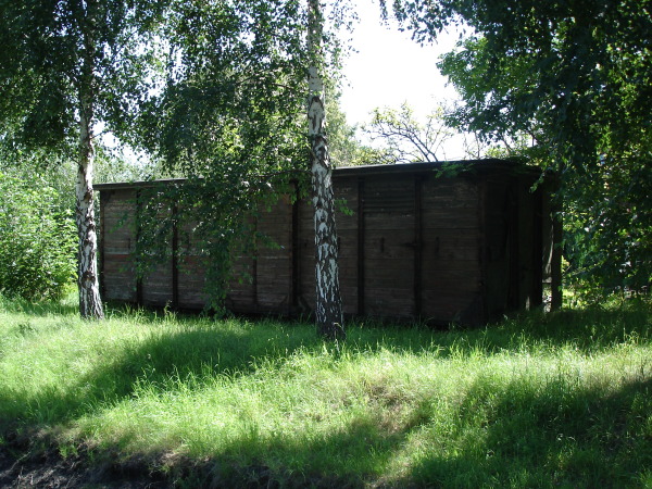 Still fristet ein alter Wagenkasten sein dasein gegen&uuml;ber dem Stationsgb&auml;ude.
