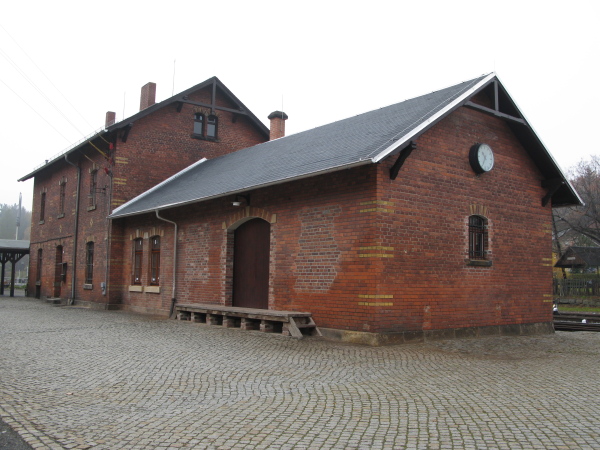The station bulding form the 'street side' in 2008