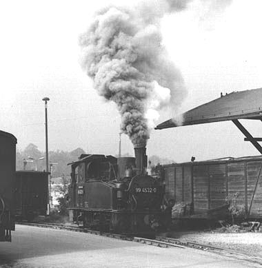 The 99 4532 in the autumn of 1989 still under steam. Here she is currently putting
          together the daily narrow-gauge freight train to Olbersdorf Oberdorf.
        