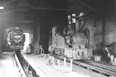 So it remained until today: the 27.10.1989 was the last day of use and since that time is
          99 4532 with a "hole in the stomach" only in the engine shed
          Zittau, now in the engine shed Bertsdorf, not
          inoperable.
        