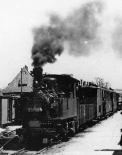 99 555 h&auml;lt im Haltepunkt Rennersdorf. Auff&auml;llig ist die abgenommene Verkleidung der
            Kesselventiele am Wasserkasten. Bild und Text Eisenbahn-Journal Spezial 8/92; S. 16; Bild 28 mit
            freundlicher Genehmigung der VGBahn, F&uuml;rstenfeldbruck.