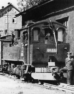 Lok 99 555 half 1951 mit, ihre Stammstrecke abzubauen. Im Foto der Abbauzug bei seinem
            vernichtenden Werk in Hohnstein. Bild und Text Eisenbahn-Journal Spezial 8/93; S. 85; Bild 178 Mit
            freundlicher Genehmigung der VGBahn, F&uuml;rstenfeldbruck.